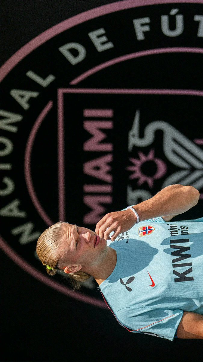 ssweemm's tweet photo. I can finally breathe a sigh of relief after the haaland world cup drama is kind of forgotten about!!! don't get me wrong he 100% deserves all the hail I'm just jealous BECAUSE HE'S MY STRIKER WHAT DO YOU MEAN YOU HAVE A CRUSH ON HIM https://t.co/PsT8GkjoeN