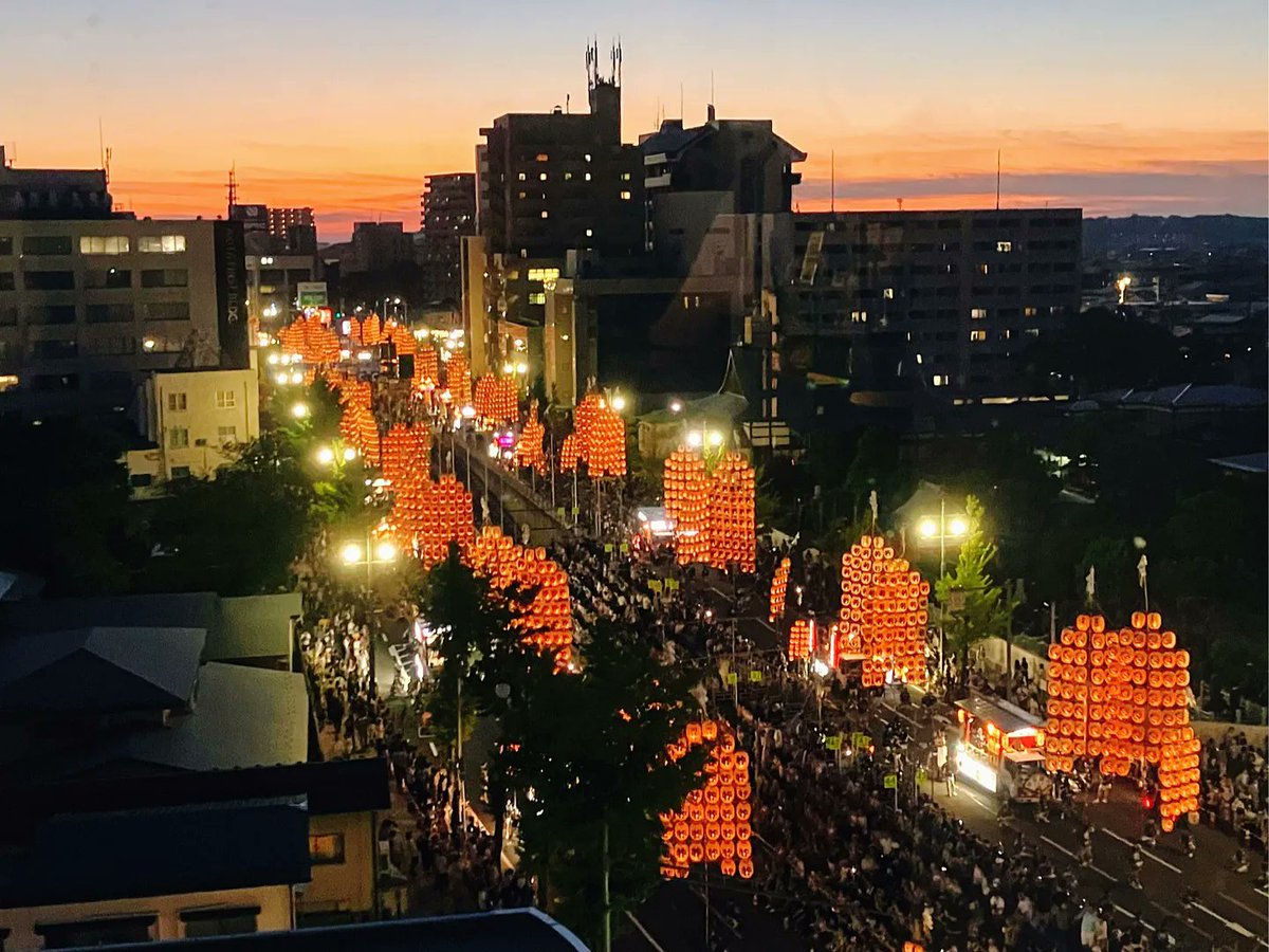 NEFT_jp's tweet photo. おはようございます。

今日は秋田県秋田市にて「秋田竿燈まつり」が開催される日です。

秋田竿燈まつり（あきたかんとうまつり）は、秋田県秋田市で毎年8月3日から6日に開催されます。

真夏の病魔や邪気を払うねぶり流し行事として、竹竿と提灯を用いた竿燈を額・腰・肩などにのせて披露します。

青森ねぶた祭（青森県）、仙台七夕まつり（宮城県）と並んで「東北三大祭り」の1つとされ、二本松提灯祭り（福島県）、尾張津島天王祭（愛知県）と並び「日本三大提灯祭り」にも数えられています。