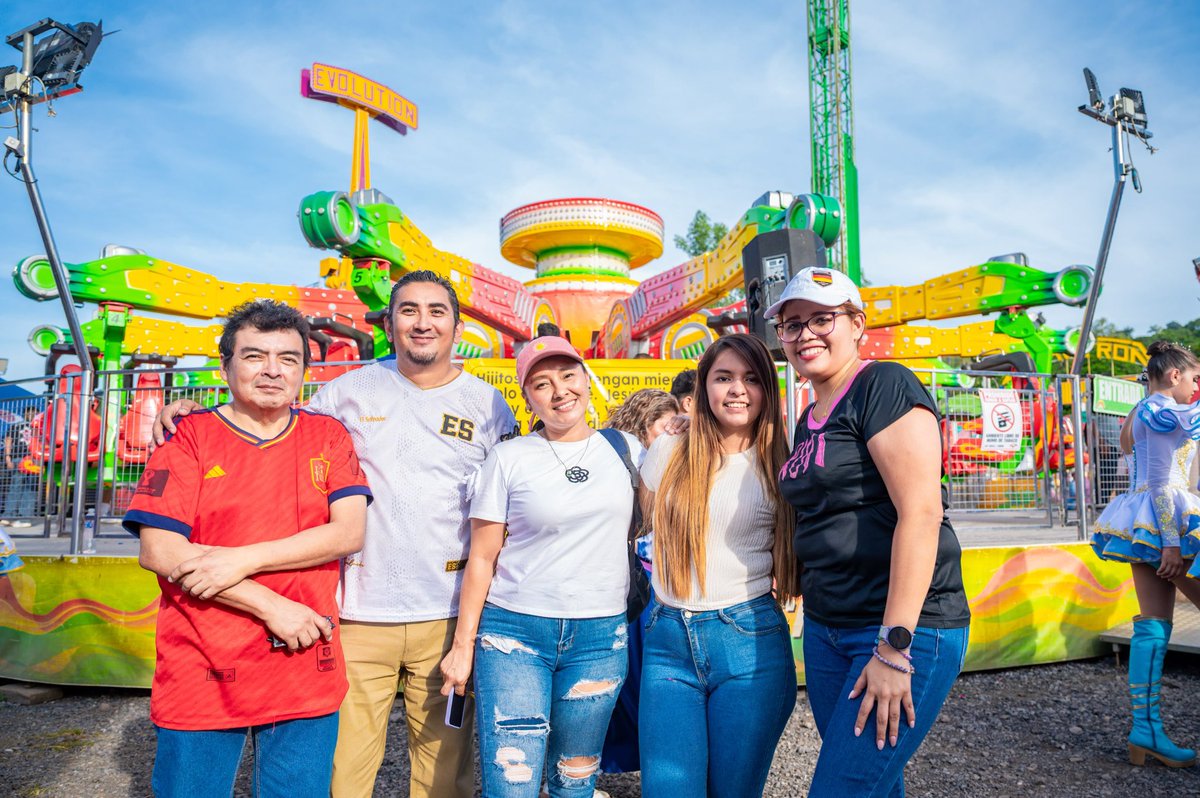 alcaldia_ss's tweet photo. La foto familiar de este año tiene una sola dirección:

 #Sívarland.📸🎡 https://t.co/6kyUYzRtpD
