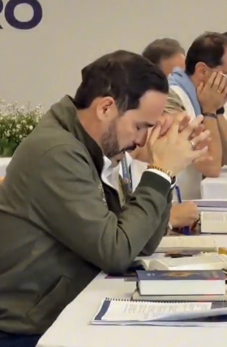 MaurizioCe5's tweet photo. La imagen falsa de la semana… https://t.co/N9kbs5Lkm3