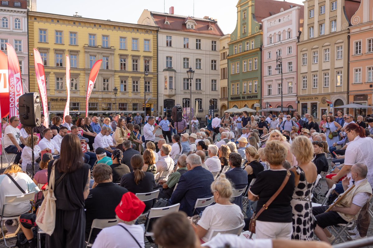 Kiedy inne partie były zajęte walką ze sobą, Lewica na początku lipca wyruszyła w trasę #LewicaDowozi, wyznaczając nowy kierunek dla Polski! 🚌🇵🇱 Przejechaliśmy 4500 kilometrów, odwiedziliśmy 24 miejscowości, a dziś we Wrocławiu dotarliśmy do ostatniego przystanku naszej Letniej