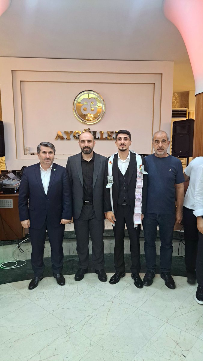 ahekimalgul's tweet photo. Talayhan ailelerimizin en mutlu gününde yanlarında olarak sevinçlerine ortak olduk.
 Evlilik hayatına adım atan kardeşlerimize Rabbimden mutluluk ve huzur dolu hayırlı uzun ömürler diliyorum.​
"Ey gençler topluluğu! Aranızdan evlenmeye gücü yetenler evlensin...
(Buhârî, Nikâh) https://t.co/J0kYA5hDjl