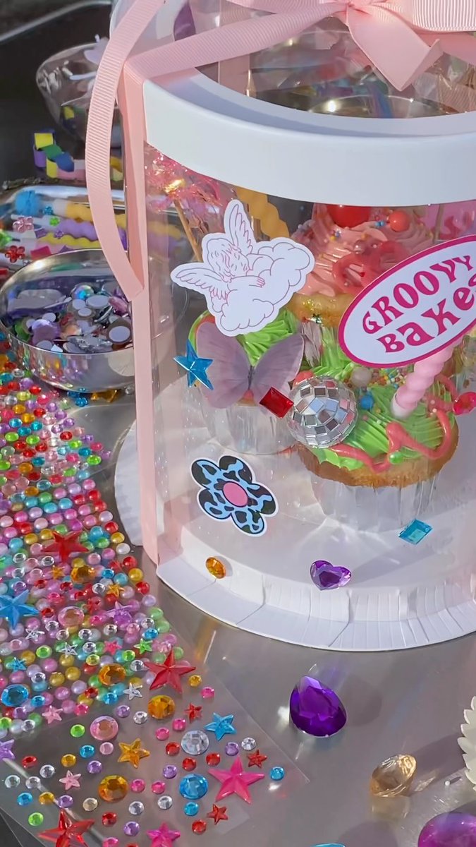 groovybakesae's tweet photo. Fancy cow 🐮 🐄 #vintagecake https://t.co/k4Dp18nWXu