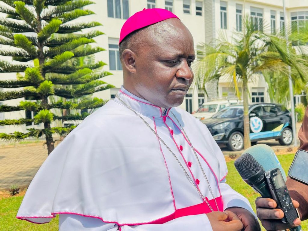 mutuyiserv's tweet photo. Abepisikopi bato (mu myaka) muri Kiliziya Gatolika y'u Rwanda.

1.Mgr Baltazar Ntivuguruzwa wa Kabgayi(15/9/1967) 59ans
2.Mgr Papias Musengamana wa Byumba(21/8/1967) 59ans
3.Mgr Edouard Sinayobye wa Cyangugu(20/4/1966) 60ans
4.Mgr Celestin Hakizimana wa Gikongoro(14/8/1963) 63ans https://t.co/8C207kDPFi
