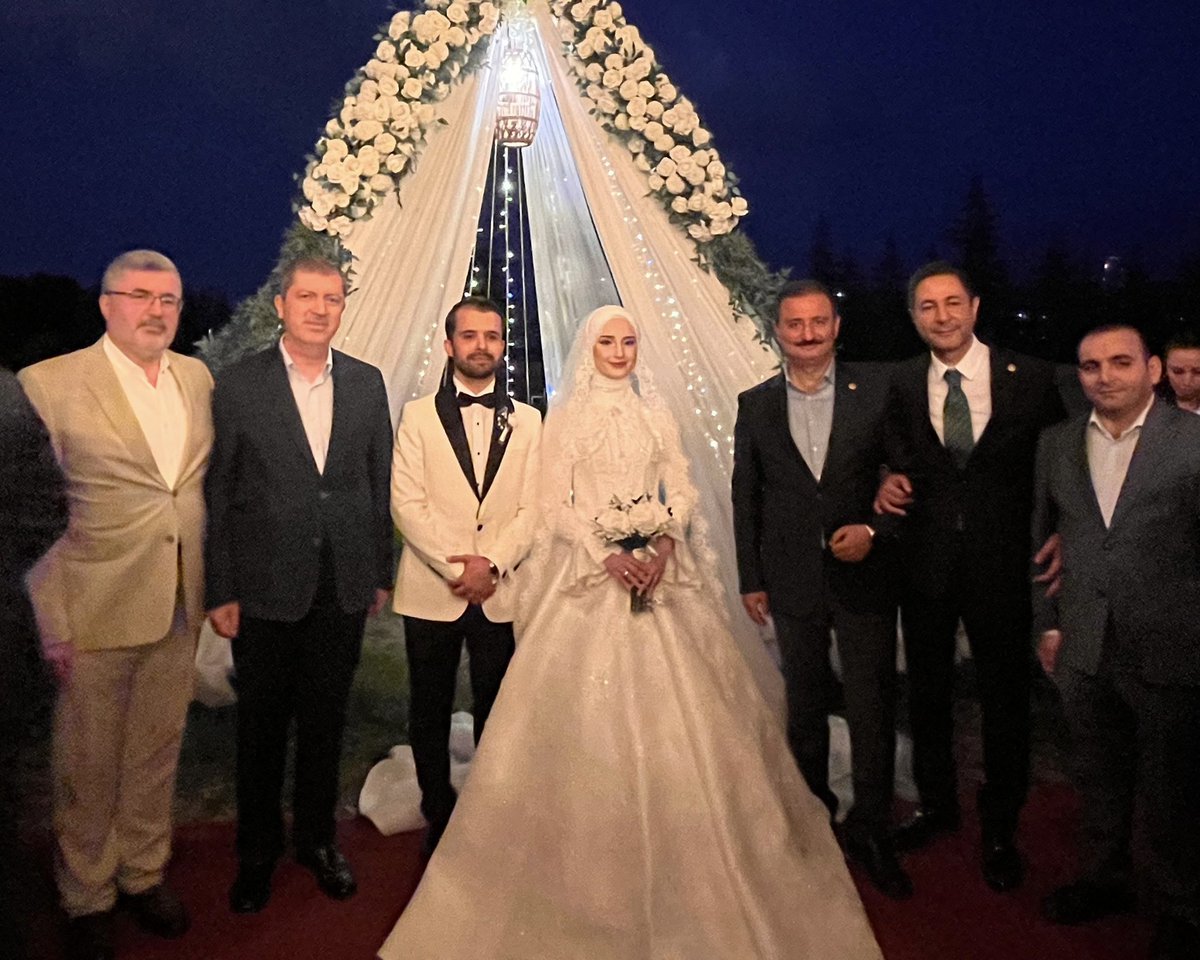 dtcuneytaldemir's tweet photo. 📍Ankara

25. ve 26. Dönem Tokat Milletvekilimiz Sayın Prof. Dr. Celil Göçer’in kıymetli evladı Mehmet Ali ile Özarslan Ailesinin kıymetli evladı Nurcihan’ın düğün merasimine iştirak ettik.

Bu anlamlı birlikteliğin, iki güzel ailenin muhabbetini daha da güçlendirmesini temenni ediyor; Göçer ve Özarslan ailelerimizi gönülden tebrik ediyorum.

Rabbim genç çiftimize ömür boyu sevgi, huzur ve bereket içerisinde; sağlık, mutluluk ve iki cihan saadeti nasip eylesin.

Allah mesut ve bahtiyar eylesin.

@celilgocer