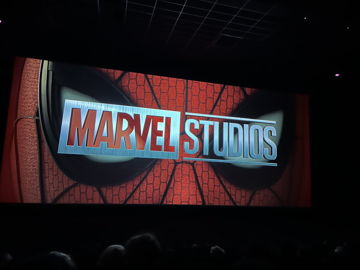 Cursed_Lp's tweet photo. Le film est exceptionnel vraiment et regarder mon teeshirt il est trop beau (j’suis Spiderman) https://t.co/Gu6xLfmz73