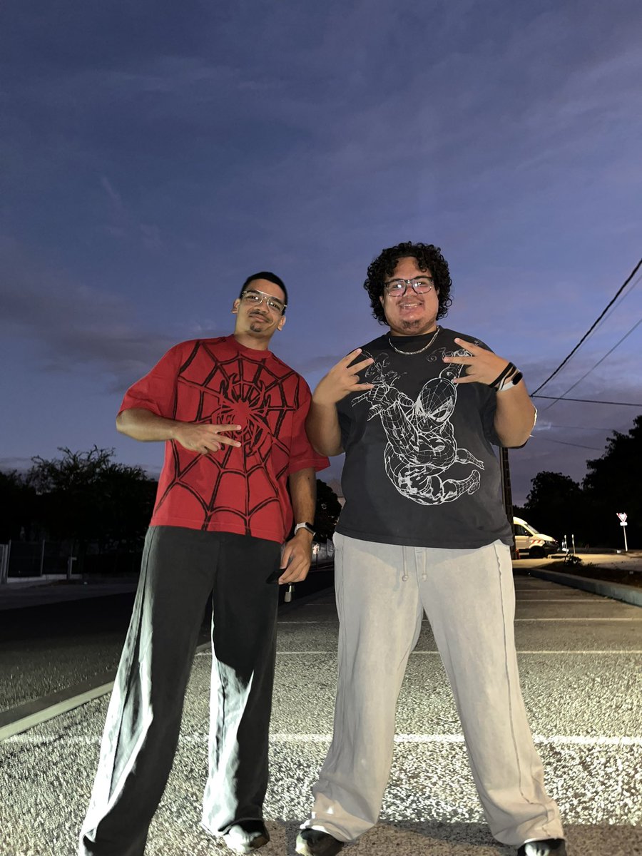 Cursed_Lp's tweet photo. Le film est exceptionnel vraiment et regarder mon teeshirt il est trop beau (j’suis Spiderman) https://t.co/Gu6xLfmz73