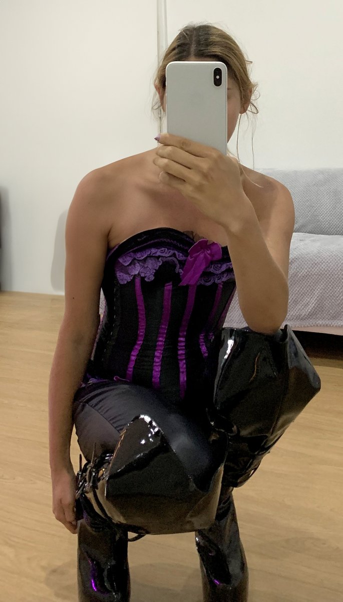 Mistress__Lucy's tweet photo. Bow to the reflection. https://t.co/EAKrYULl4t