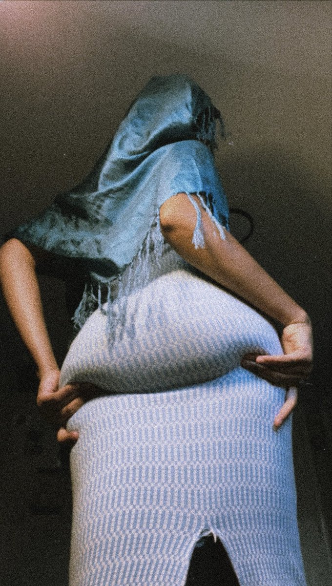 supergrrrl9's tweet photo. sry i couldnt see you over my huge butt https://t.co/RcUJ6kW01L