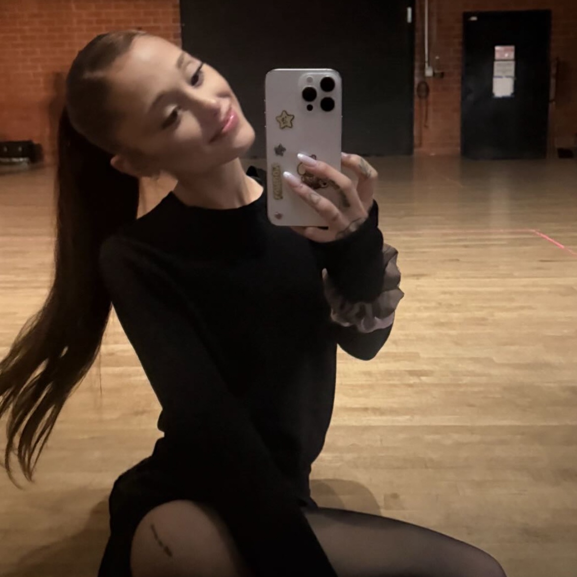 kimiweeknd's tweet photo. ela tava tao feliz com o novo álbum e com a turne, vocês que estão fazendo comentários e coisas para ela se sentir mal sao monstros.

WE LOVE YOU ARIANA https://t.co/kKENVvbepE