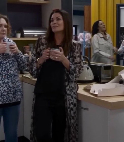 Swarla_Daily's tweet photo. She’s back! 👏🏻👏🏻👏🏻
#Swarla #Corrie https://t.co/P1dvhzDOHx