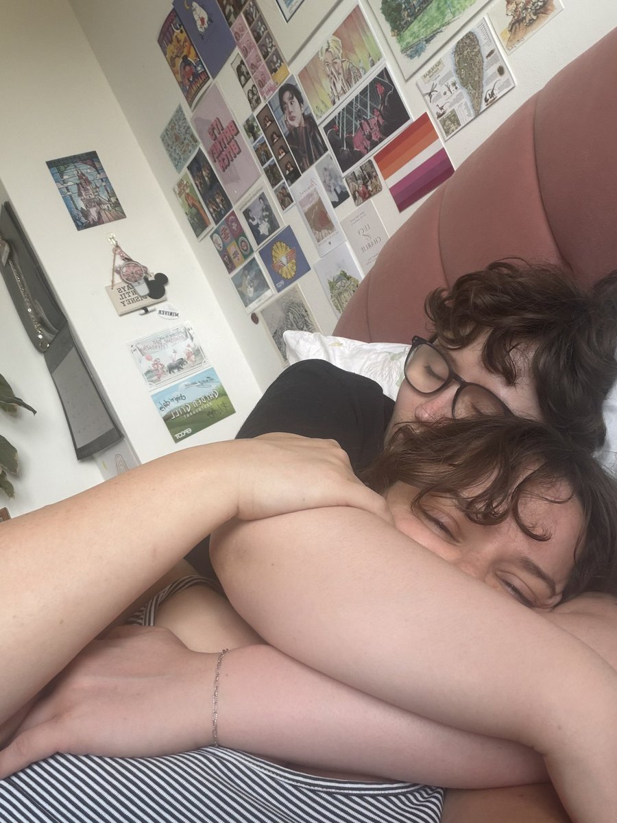 mini4butches's tweet photo. how my girlfriend fell asleep today https://t.co/8QlFSsUft1
