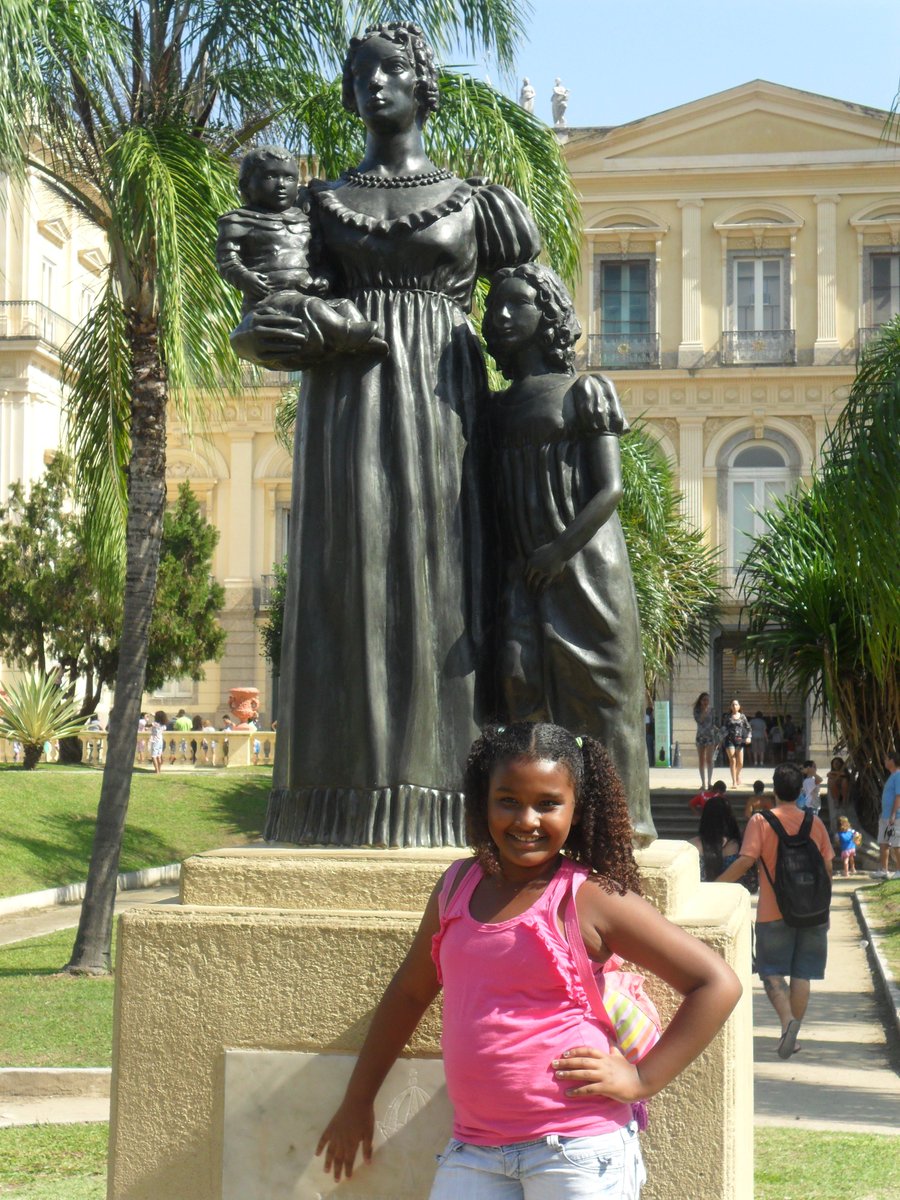 flamensza's tweet photo. eu crianca tirando foto em frente a estatua da maria leopoldina so p afrontar q ela ta morta e eu viva preta pisando no palacio dela https://t.co/IbjOUGA9OM
