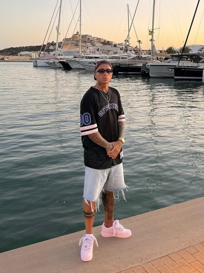 Gaabanaa's tweet photo. 2026 // 2025 

Que falte todo menos las remeras negras con detalles rosas en Ibizia amoor 💅 https://t.co/YIPcbgPnjC