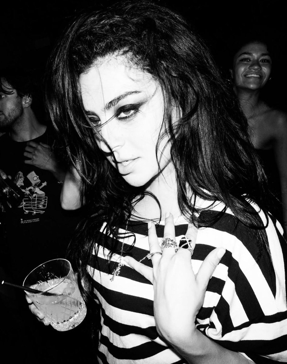 oblisvion's tweet photo. a raiz inchada, a bebida quase derramando, o olhar em câmera lenta girl you look a mess https://t.co/yZ8PCiDlHu