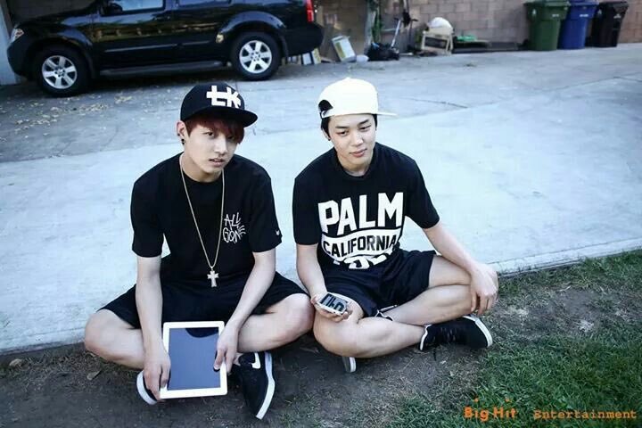 archivekoomi's tweet photo. looks like a normal pic but jungkook fought a war to sit next to him https://t.co/dkP2AH5YyI