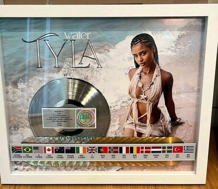AfricaFactsZone's tweet photo. Tyla is one of Africa's best selling female Artists with 20 million units.

WATER

4x Platinum 🇺🇸 (4 million units), 🇨🇦 (320K), 🇦🇺 (280K), 🇳🇿 (120K), 🇵🇹 (100K)

5x Platinum 🇿🇦 (200K)

2x Platinum 🇬🇧 (1.2 million), 🇮🇳 (240K), 🇨🇭 (60K), 🇮🇪 (15K), 🇬🇷 (12K), 🇭🇺 (8K)

Diamond 🇫🇷 (333,333)

2x Diamond 🇧🇷 (320K)

3x Diamond 🇹🇷 (60K)

Platinum 🇩🇰 (90K), 🇳🇴 (60K), 🇪🇸 (60K), 🇧🇪 (40K), 🇳🇱 (40K), 🇵🇱 (50K)

Gold 🇩🇪 (300K), 🇲🇽 (70K), 🇮🇹 (50K), 🇳🇬 (50K), 🇦🇹 (15K), 🇸🇪 (10K)

TRUTH OR DARE

3x Platinum 🇿🇦 (120K)

Gold 🇺🇸 (500K), 🇨🇦 (40K), 🇵🇹 (5K), 🇧🇷 (20K), 🇳🇿 (7,500)

Silver 🇬🇧 (200K)

TYLA

Silver 🇬🇧 (60K)

2x Platinum 🇹🇭 (40K)

Platinum 🇮🇩 (100K), 🇨🇦 (80K), 🇿🇦 (50K), 🇧🇷 (40K), 🇳🇿 (15K), 🇵🇭 (15K), 🇳🇱 (37,200)

Gold 🇺🇸 (500K), 🇬🇧 (100K), 🇫🇷 (50K), 🇩🇰 (10K), 🇳🇴 (10K), 🇨🇭 (10K)

ART

Gold 🇺🇸 (500K)

Platinum 🇿🇦 (40K)

JUMP

Gold 🇺🇸 (500K), 🇨🇦 (40K), 🇧🇷  (20K), 🇳🇿 (15K)

Silver 🇬🇧 (200K)

Platinum 🇿🇦 (40K)

CHANEL

Gold 🇺🇸 (500K), 🇫🇷 (100K), 🇦🇺 (35K), 🇿🇦 (20K), 🇳🇿 (15K), 🇨🇭 (15K), 🇵🇹 (12K)

Silver 🇬🇧 (200K)

NO. 1

Gold 🇿🇦 (20K)

SAFER

Gold 🇿🇦 (20K)

PUSH 2 START

Platinum 🇺🇸 (1 million), 🇧🇷 (40K), 🇳🇿 (30K)

Gold 🇬🇧 (400K), 🇫🇷 (100K), South Africa, 🇵🇹 (12K), 🇬🇷 (3K), 🇭🇺 (2K)

WATER Remix

Gold 🇿🇦 (20K)