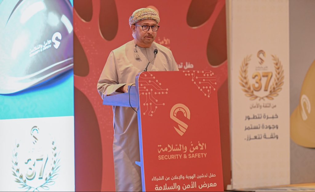 shabiba's tweet photo. العاصمي الرئيس التنفيذي لمؤسسة الأمن والسلامة: 

مستقبل القطاع يُبنى بالذكاء والتقنيات الاستباقية والشراكات الفاعلة

أكد العميد الركن م. سعيد بن سليمان العاصمي، الرئيس التنفيذي لمؤسسة الأمن والسلامة، أن قطاع الأمن والسلامة يقف اليوم أمام مرحلة تحول تاريخية تفرضها التطورات التقنية المتسارعة، مشيراً إلى أن المستقبل لم يعد يعتمد فقط على الاستجابة للمخاطر بعد وقوعها، بل يرتكز على القدرة على استباقها من خلال توظيف الذكاء الاصطناعي، وتحليل البيانات، والحلول التقنية المتقدمة.

جاء ذلك خلال كلمته في حفل تدشين الهوية الرسمية لمعرض الأمن والسلامة 2026، الذي أقيم في محافظة مسقط بحضور عدد من المسؤولين والقيادات وصناع القرار والشركاء الاستراتيجيين، حيث أكد أن العالم يتجه نحو منظومات أمنية ذكية ومتكاملة، وأن المرحلة المقبلة تتطلب إعادة صياغة مفهوم الأمن والسلامة ليصبح ثقافة مؤسسية وأسلوب حياة قائمًا على الوقاية والاستعداد.

وأوضح العاصمي أن مؤسسة الأمن والسلامة تؤمن بأن مستقبل القطاع لا يقتصر على الإجراءات التقليدية، بل يعتمد على بناء بيئات آمنة وذكية قادرة على التنبؤ بالمخاطر والتعامل معها بكفاءة، مشدداً على أن التقنية الحديثة لا تلغي دور الإنسان، وإنما تعزز قدرته على اتخاذ القرارات الدقيقة في الوقت المناسب.

وأشار إلى أن تحقيق الريادة في هذا القطاع يرتكز على ثلاث دعائم أساسية تتمثل في تطوير البنية التقنية الذكية التي تتيح المراقبة والتحكم بكفاءة، وتمكين رأس المال البشري القادر على مواكبة التحولات التقنية وتسخيرها، إلى جانب تعزيز الشراكة الفاعلة بين القطاعين العام والخاص لتوحيد الجهود وبناء منظومة متكاملة ومستدامة.

وأضاف الرئيس التنفيذي لمؤسسة الأمن والسلامة أن ثقافة الوقاية تمثل الدرع الحقيقي لمواجهة التحديات، داعياً إلى تعزيز الوعي بأهمية الأمن والسلامة باعتبارهما مسؤولية مشتركة تتطلب تكامل الأدوار بين المؤسسات والأفراد، والاستفادة من الابتكارات الحديثة لصناعة واقع أكثر أمناً واستقراراً.

وأكد أن معرض الأمن والسلامة 2026 والندوة الخامسة للأمن والسلامة في المنشآت الحيوية يمثلان منصة مهمة لتبادل الخبرات واستعراض أحدث التقنيات والحلول العالمية، وفتح آفاق التعاون بين الخبراء والمختصين والشركات المتخصصة، بما يسهم في دعم مسيرة التطوير وتعزيز مكانة سلطنة عُمان في هذا المجال الحيوي.

واختتم العاصمي كلمته بالتأكيد على أن شعار المرحلة المقبلة هو الانتقال من التعامل مع الأزمات إلى صناعة مستقبل استباقي وآمن، داعياً جميع الجهات إلى أن تكون شريكاً في هذه الرحلة نحو بناء منظومة أمن وسلامة أكثر ذكاءً واستدامة.

@sssoman1999

#الأمن_والسلامة_2026
#من_اللبان_إلى_المستقبل
#التحول_الرقمي
#الذكاء_الاصطناعي
#المنشآت_الحيوية
#سلطنة_عمان
