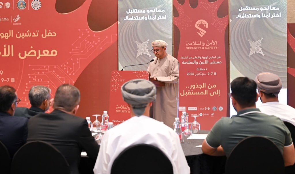 shabiba's tweet photo. العاصمي الرئيس التنفيذي لمؤسسة الأمن والسلامة: 

مستقبل القطاع يُبنى بالذكاء والتقنيات الاستباقية والشراكات الفاعلة

أكد العميد الركن م. سعيد بن سليمان العاصمي، الرئيس التنفيذي لمؤسسة الأمن والسلامة، أن قطاع الأمن والسلامة يقف اليوم أمام مرحلة تحول تاريخية تفرضها التطورات التقنية المتسارعة، مشيراً إلى أن المستقبل لم يعد يعتمد فقط على الاستجابة للمخاطر بعد وقوعها، بل يرتكز على القدرة على استباقها من خلال توظيف الذكاء الاصطناعي، وتحليل البيانات، والحلول التقنية المتقدمة.

جاء ذلك خلال كلمته في حفل تدشين الهوية الرسمية لمعرض الأمن والسلامة 2026، الذي أقيم في محافظة مسقط بحضور عدد من المسؤولين والقيادات وصناع القرار والشركاء الاستراتيجيين، حيث أكد أن العالم يتجه نحو منظومات أمنية ذكية ومتكاملة، وأن المرحلة المقبلة تتطلب إعادة صياغة مفهوم الأمن والسلامة ليصبح ثقافة مؤسسية وأسلوب حياة قائمًا على الوقاية والاستعداد.

وأوضح العاصمي أن مؤسسة الأمن والسلامة تؤمن بأن مستقبل القطاع لا يقتصر على الإجراءات التقليدية، بل يعتمد على بناء بيئات آمنة وذكية قادرة على التنبؤ بالمخاطر والتعامل معها بكفاءة، مشدداً على أن التقنية الحديثة لا تلغي دور الإنسان، وإنما تعزز قدرته على اتخاذ القرارات الدقيقة في الوقت المناسب.

وأشار إلى أن تحقيق الريادة في هذا القطاع يرتكز على ثلاث دعائم أساسية تتمثل في تطوير البنية التقنية الذكية التي تتيح المراقبة والتحكم بكفاءة، وتمكين رأس المال البشري القادر على مواكبة التحولات التقنية وتسخيرها، إلى جانب تعزيز الشراكة الفاعلة بين القطاعين العام والخاص لتوحيد الجهود وبناء منظومة متكاملة ومستدامة.

وأضاف الرئيس التنفيذي لمؤسسة الأمن والسلامة أن ثقافة الوقاية تمثل الدرع الحقيقي لمواجهة التحديات، داعياً إلى تعزيز الوعي بأهمية الأمن والسلامة باعتبارهما مسؤولية مشتركة تتطلب تكامل الأدوار بين المؤسسات والأفراد، والاستفادة من الابتكارات الحديثة لصناعة واقع أكثر أمناً واستقراراً.

وأكد أن معرض الأمن والسلامة 2026 والندوة الخامسة للأمن والسلامة في المنشآت الحيوية يمثلان منصة مهمة لتبادل الخبرات واستعراض أحدث التقنيات والحلول العالمية، وفتح آفاق التعاون بين الخبراء والمختصين والشركات المتخصصة، بما يسهم في دعم مسيرة التطوير وتعزيز مكانة سلطنة عُمان في هذا المجال الحيوي.

واختتم العاصمي كلمته بالتأكيد على أن شعار المرحلة المقبلة هو الانتقال من التعامل مع الأزمات إلى صناعة مستقبل استباقي وآمن، داعياً جميع الجهات إلى أن تكون شريكاً في هذه الرحلة نحو بناء منظومة أمن وسلامة أكثر ذكاءً واستدامة.

@sssoman1999

#الأمن_والسلامة_2026
#من_اللبان_إلى_المستقبل
#التحول_الرقمي
#الذكاء_الاصطناعي
#المنشآت_الحيوية
#سلطنة_عمان