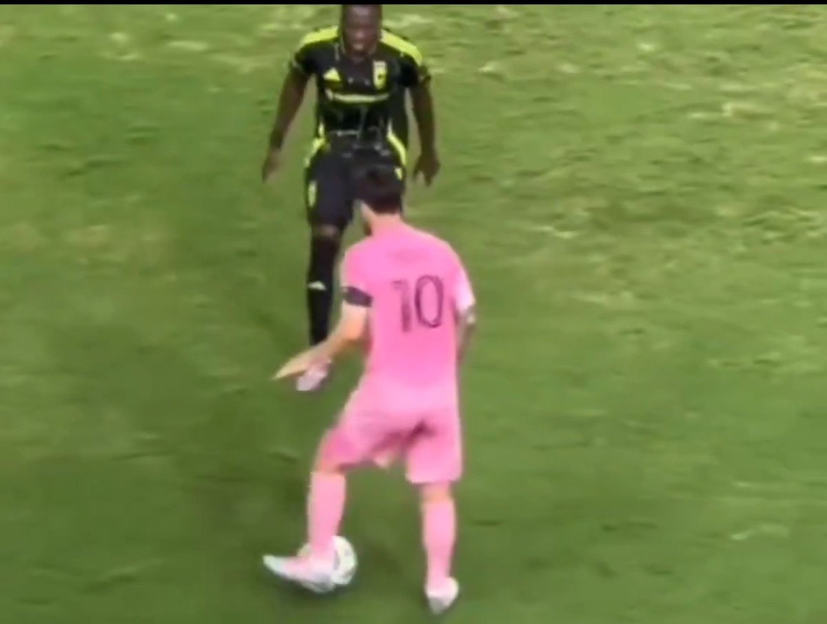 viivacr7's tweet photo. Started on the wing, ended up going backwards to the middle of the pitch "check sofascore, he dribbled past them" 🥹🐐 https://t.co/jmK5OZfZgE