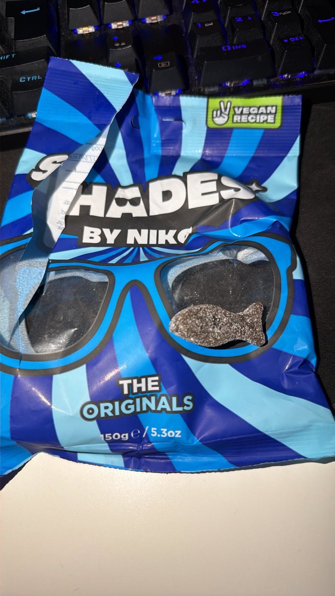 andrejxox's tweet photo. why’s there a fish in me shades @NikoOmilana https://t.co/pBPMLVANgh