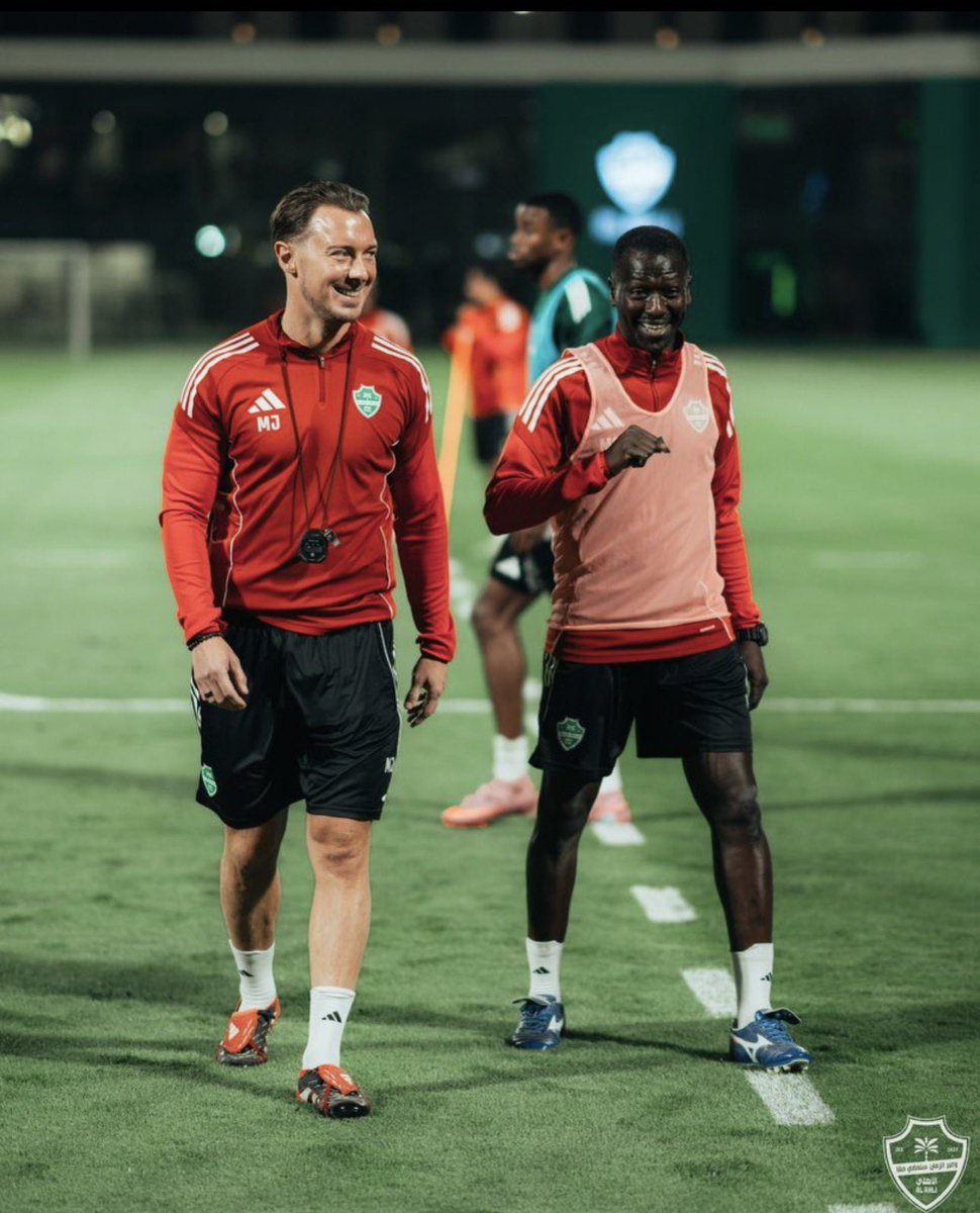 wall80x's tweet photo. امس كان محمد مسعد بيقود تدريبات الفريق اليوم 

- اليوم صار مدرب الرديف البرتغالي اللي مركزه ١٢ العام وكان بيهبط الفريق هو من سيقود تدريبات الفريق الاول ،، الحين عرفتوا ليه ضروري بيدرو لازم يمشي هو وحاشيته البرتغاليين https://t.co/pmISJw9glV