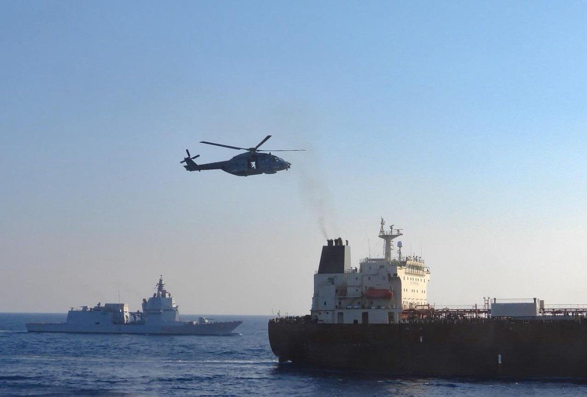 AndySch64494719's tweet photo. Italienische Einsatzkräfte haben erstmals einen Tanker der russischen „Schattenflotte“ geentert, um ihn zu stoppen.

Truppen des Patrouillenschiffs *ITS Thaon di Revel* gelangten per Hubschrauber an Bord des unter kamerunischer Flagge fahrenden Tankers *Toa Payoh*, https://t.co/SE2hkkPCkY