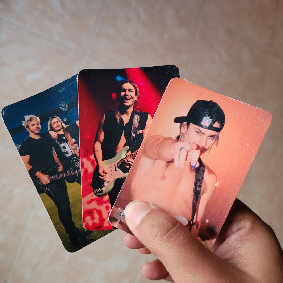 moonicle13's tweet photo. @scalwt Hermana yo hago... literal con la foto que quieras $600c/u o 5x$2500! Son laminadas, no se rayan ni pierden color y pueden ser holograficas! https://t.co/GdFNtvf5jW