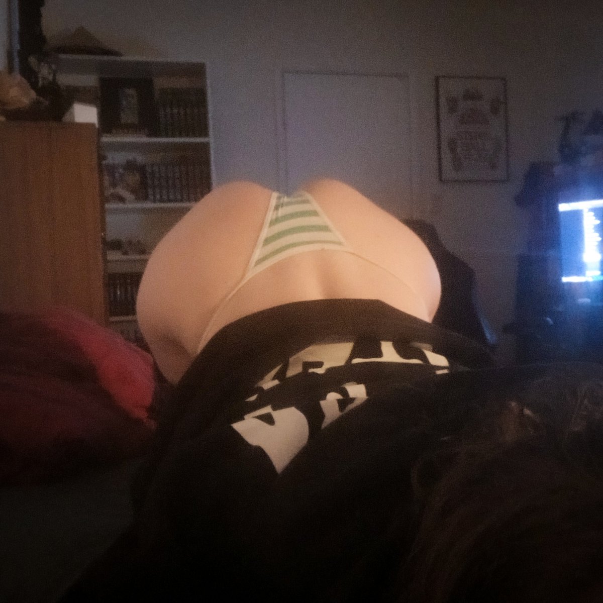 SAN4KAN's tweet photo. Just stretching... Nothing to see here :3 https://t.co/4SGOhJCVSj