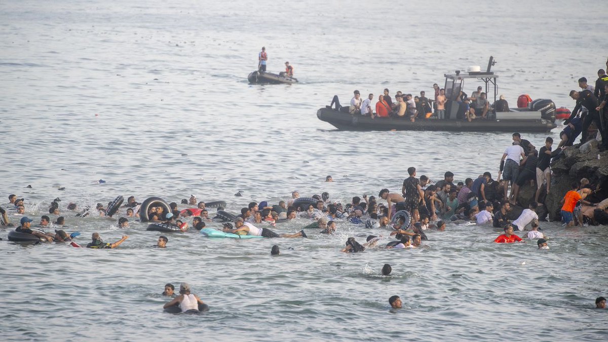 InfosMinutesFR's tweet photo. 🇪🇸 / 🇲🇦 : Le Maroc semble désarçonné face à la vague de soutien de nombreux internautes arabes et musulmans en faveur de l’Espagne suite à l’invasion marocaine de Ceuta. De nombreux Palestiniens, Libanais, Iraniens, Algériens, Turcs… ont apporté leur soutien à l’Espagne pour son positionnement en faveur de la Palestine, face au Maroc qui a approfondi son alliance avec Israël. #Espagne #Maroc #Ceuta