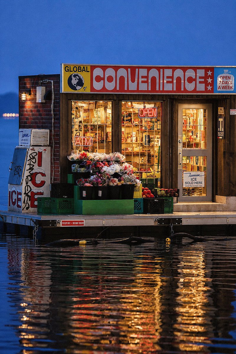 Luna223334's tweet photo. A little store with a big entrance. 🚤 https://t.co/ynBDLPBNGG