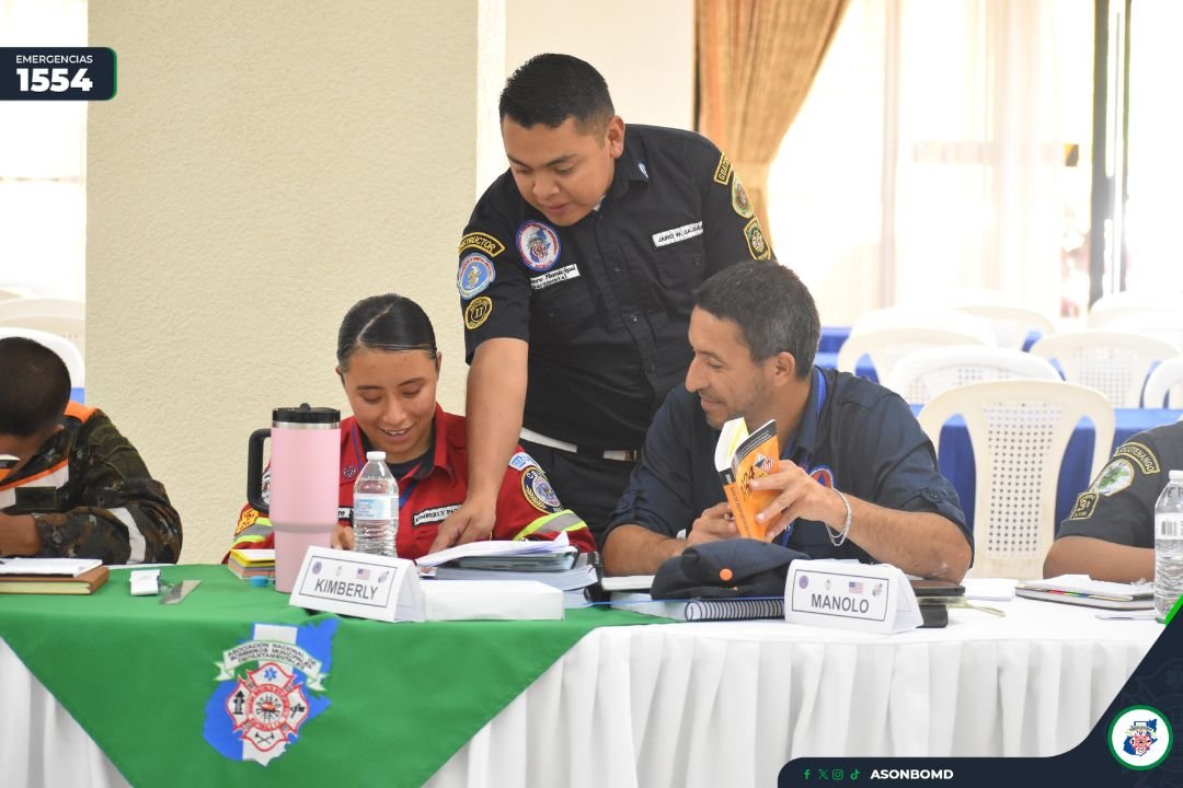 ASONBOMDGT's tweet photo. 📌 #AcademiaASONBOMD #NotaPositiva | Finaliza el Curso Interinstitucional CRIMAP ADM-NA 2026. ☢️🚑👨🏻‍🚒

El 31 de julio y 1 de agosto, la Asociación Nacional de Bomberos Municipales Departamentales (ASONBOMD) a través de su academia desarrolló el Curso para Respondedores a Incidentes con Materiales Peligrosos y Armas de Destrucción Masiva Nivel Advertencia (CRIMAP/ADM-NA), una capacitación interinstitucional en la que participó personal de la Coordinadora Nacional para la Reducción de Desastres (CONRED), Cruz Roja Guatemalteca (CRG), el Benemérito Cuerpo Voluntario de Bomberos (CVB), el Cuerpo de Bomberos Municipales de la Ciudad de Guatemala (CBM) y ASONBOMD.

La capacitación se impartió en modalidad mixta, con una fase teórica virtual y una fase práctica presencial en las instalaciones de la Academia de ASONBOMD, fortaleciendo las capacidades de los participantes para la identificación y atención inicial de incidentes con materiales peligrosos (MAT-PEL).

#SoyASONBOMD