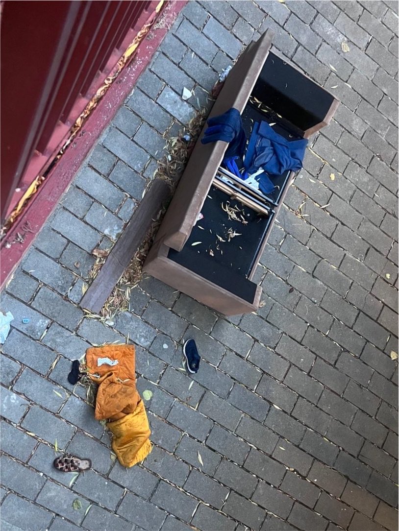OGASTEIZ's tweet photo. @metxebarria_vg mal que tiréis a la gente a la calle sin alternativa habitacional, muy mal!!! Pero que dejéis tras el desahucio la calle así… tres días lleva!! Tres!! 
📍Errekatxiki 23 https://t.co/3kB1wijH1c