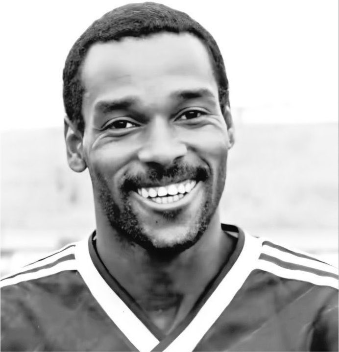 SaudiNews50's tweet photo. وفاة لاعب المنتخب الكويتي "عنبر سعيد" إثر حادث مروري.

- https://t.co/yTlZ3NaMEQ