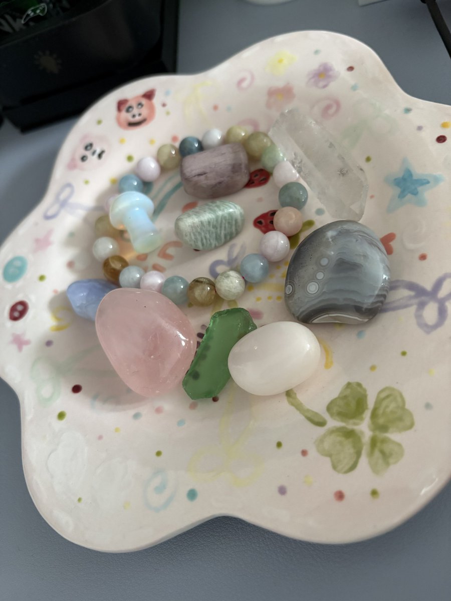iyfwni's tweet photo. my new plate for my crystals hehe ft. my goofy pig and bear that i drew lmao https://t.co/exGkuopgsn