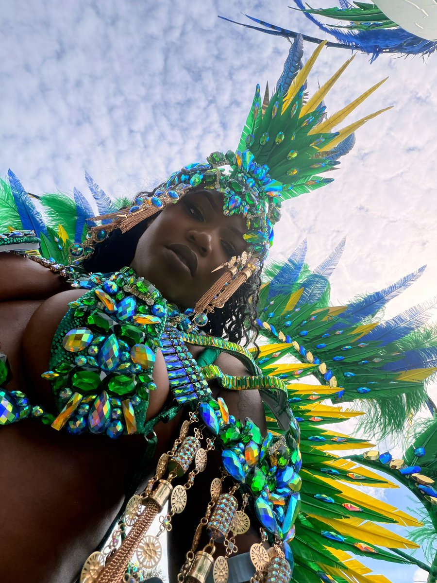 thekonyjen's tweet photo. carnival is a woman ✨ https://t.co/IYCXx3Hi4N
