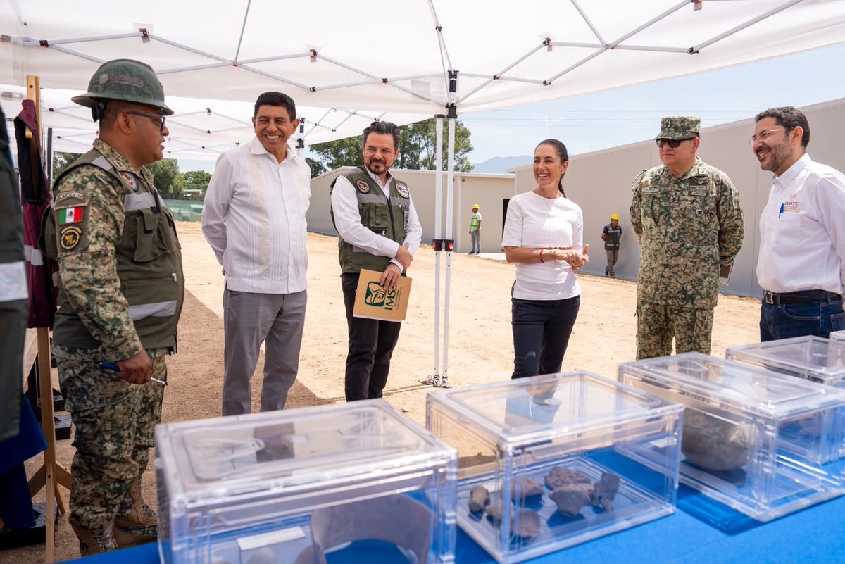 salomonj's tweet photo. 🏗️ Junto a nuestra Presidenta @Claudiashein, Oaxaca comienza a construir una nueva historia para la salud.

🏳️Hoy dimos el banderazo de inicio del nuevo Hospital General Regional de @Tu_IMSS, una obra que marcará un avance histórico en la atención médica de nuestro estado.

Este hospital formará parte de Ciudad Salud, un complejo sin precedentes que integrará servicios del #IMSS y del @ISSSTE_mx, con 530 camas, 57 especialidades y 53 consultorios, además de infraestructura y tecnología de vanguardia para brindar atención digna, oportuna y de calidad a miles de familias.

Gracias, Presidenta Claudia Sheinbaum, por acompañarnos en este momento tan importante y por hacer equipo con Oaxaca. Juntas y juntos estamos fortaleciendo nuestro sistema de salud y saldando una deuda histórica con nuestro pueblo.