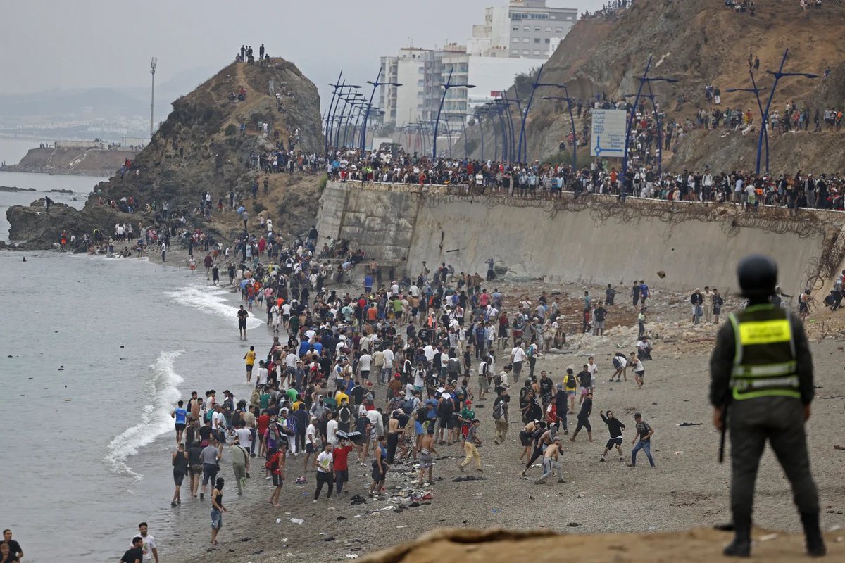 restitutorII's tweet photo. 🇲🇦🇪🇸
Maroc: Le gouvernement marocain s'exprime sur les événements de Ceuta:

"Les tentatives de passage collectif vers Ceuta n'étaient pas spontanées, mais résultaient d'une campagne de désinformation menée par des plateformes numériques. Les tentatives de passage vers Ceuta sont dues à une mauvaise interprétation de décisions de justice espagnoles. Une enquête judiciaire a été ouverte sur les faits liés aux événements de Ceuta."

Le Maroc dénombre 11 morts par noyade de son coté, rajoutant aux chiffres de 88 morts.