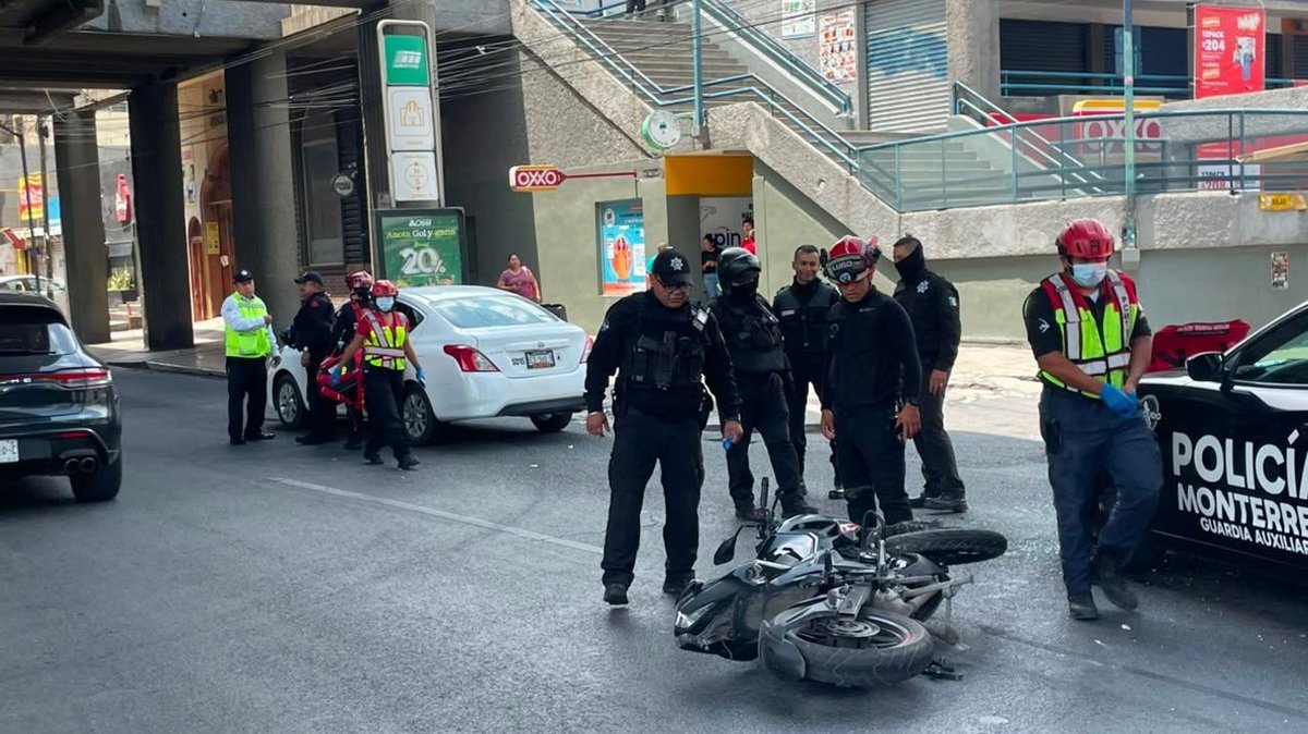info7mty's tweet photo. 🔴 Un motociclista resultó herido este domingo luego de chocar contra un vehículo sobre la avenida Simón Bolívar, en la colonia Mitras Centro, en Monterrey.

https://t.co/WXEW8J5VaX https://t.co/b1ciHN0hfL