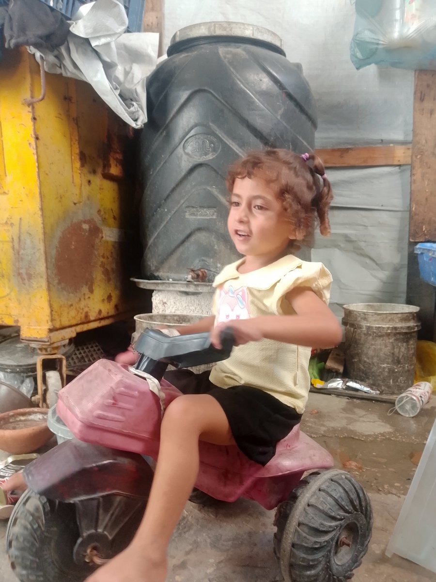 ywsfbnat0's tweet photo. Even 5 euros can make a real difference. If everyone contributed a small amount, I might be able to secure the rent and avoid eviction for myself and my daughters, Rosa and Kenzi. Please, don't underestimate any help; every euro brings us closer to safety. https://t.co/mBXn02I97W