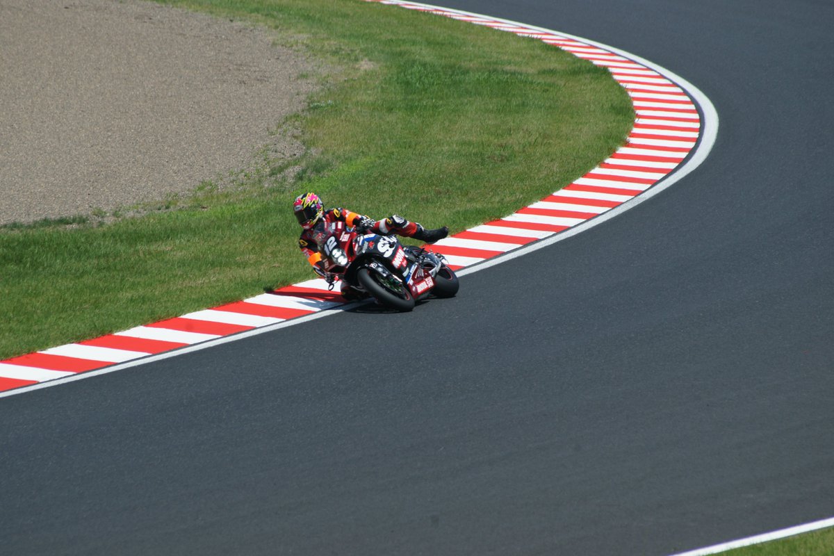 jmjrfS's tweet photo. 供養
#鈴鹿8耐
[12]Yoshimura SERT Motul https://t.co/z7YhVFTr6B