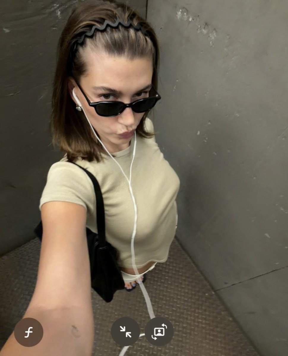 haileyfeeds's tweet photo. hailey bieber! https://t.co/H20lgMRHCW