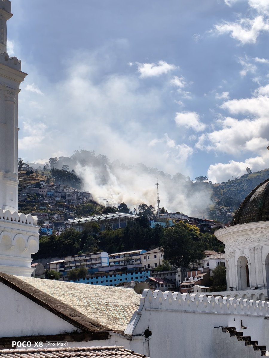 Dracko71610058's tweet photo. @BomberosQuito @ECardenasVarela @SeguridadeQuito Incendio en el Centro de Quito https://t.co/Lm9glRz5Uf