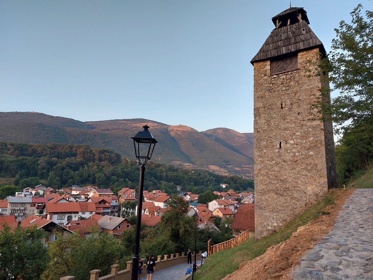 BosniaInfoAR's tweet photo. > 🕰️ برج الساعة في غورني فاكوف – أوسكوبليه يُعد أحد أبرز المعالم العثمانية التاريخية في البوسنة والهرسك، ويعود تاريخ بنائه إلى أوائل القرن الثامن عشر. وقد ظل لقرون رمزاً للمدينة وشاهداً على تاريخها الغني وتنوعها الثقافي.

يتميز البرج بقصصه التاريخية الفريدة، ولا يزال حتى اليوم يجذب الزوار ومحبي التراث والعمارة العثمانية من مختلف أنحاء العالم. إذا زرتم وسط البوسنة، فلا تفوتوا فرصة اكتشاف هذا المعلم التاريخي المميز. 🇧🇦✨

#البوسنة_والهرسك #اكتشف_البوسنة #السياحة_في_البوسنة #غورني_فاكوف #برج_الساعة #التراث #العمارة_العثمانية #السياحة #السفر #اكتشف_أوروبا #VisitBosnia #TravelBosnia #BosniaAndHerzegovina
