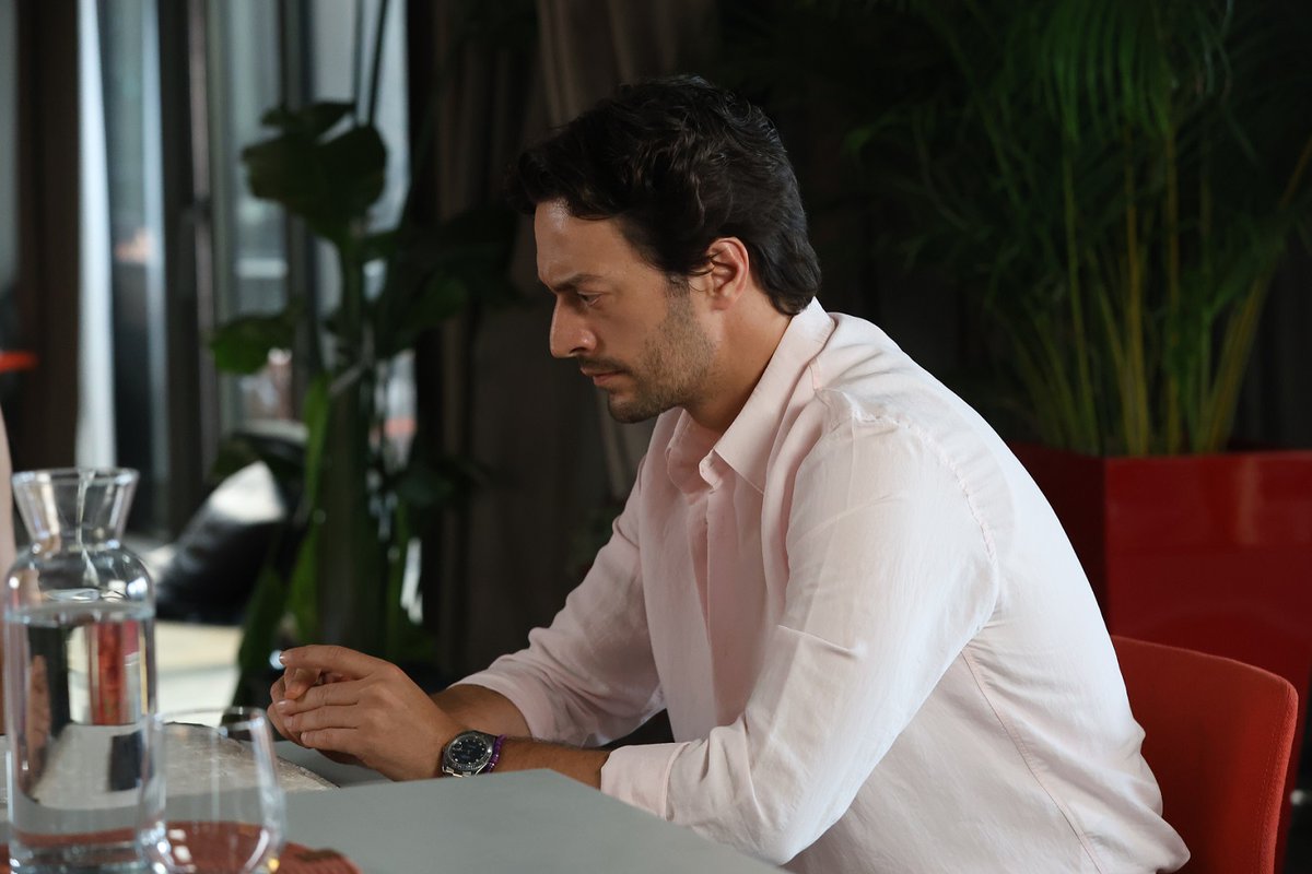 dizidunyasicom's tweet photo. MUHTEMEL AŞK’TA TÜM GERÇEKLER ORTAYA ÇIKIYOR!

Show TV’nin MF Yapım imzalı, Ayça Ayşin Turan, Ekin Koç ve Feyyaz Şerifoğlu’nu buluşturan "#MuhtemelAşk", yayınlanan yeni tanıtımıyla izleyiciyi aşkın geri dönülmez kararlarla sınandığı, duyguların ve heyecanın bir an olsun eksik olmayacağı sürükleyici bir maceranın içine çekiyor.

Yayınlanan tanıtımda Tolga, sır gibi saklanan geçmişine dair gerçeklerin ortaya çıkmasına bizzat Defne’nin sebep olduğunu öğrenince öfkesine hâkim olamıyor ve tepkisi gecikmiyor. Tüm bunlar yaşanırken, Tolga’nın evinde uyuyan Defne’yi gören Kadir ilk kez bu kadar sert bir tepki gösteriyor. İkilinin yüzleşmesi tansiyonu yükseltirken, yeni bölümde yaşanacak gelişmeler şimdiden büyük merak konusu oluyor.

Muhtemel Aşk yeni bölümüyle Perşembe akşamı saat 20.00’de Show TV’de.