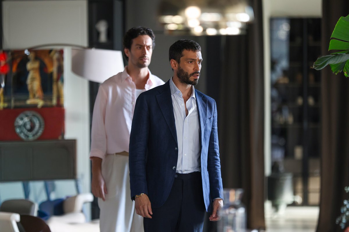dizidunyasicom's tweet photo. MUHTEMEL AŞK’TA TÜM GERÇEKLER ORTAYA ÇIKIYOR!

Show TV’nin MF Yapım imzalı, Ayça Ayşin Turan, Ekin Koç ve Feyyaz Şerifoğlu’nu buluşturan "#MuhtemelAşk", yayınlanan yeni tanıtımıyla izleyiciyi aşkın geri dönülmez kararlarla sınandığı, duyguların ve heyecanın bir an olsun eksik olmayacağı sürükleyici bir maceranın içine çekiyor.

Yayınlanan tanıtımda Tolga, sır gibi saklanan geçmişine dair gerçeklerin ortaya çıkmasına bizzat Defne’nin sebep olduğunu öğrenince öfkesine hâkim olamıyor ve tepkisi gecikmiyor. Tüm bunlar yaşanırken, Tolga’nın evinde uyuyan Defne’yi gören Kadir ilk kez bu kadar sert bir tepki gösteriyor. İkilinin yüzleşmesi tansiyonu yükseltirken, yeni bölümde yaşanacak gelişmeler şimdiden büyük merak konusu oluyor.

Muhtemel Aşk yeni bölümüyle Perşembe akşamı saat 20.00’de Show TV’de.