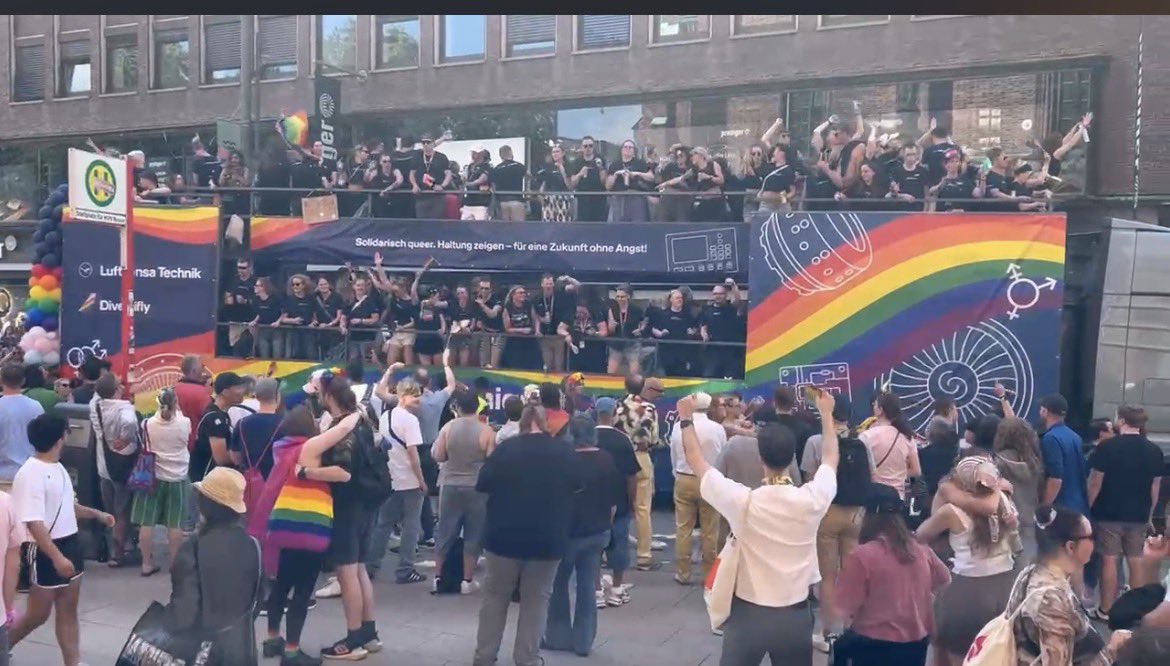 Phyllis40492592's tweet photo. Zeichen der Vielfalt 🌈🌈🌈 Hamburg 🌈🌈300.000 Menschen setzten ein Zeichen🌈🌈🌻🌻🌻 https://t.co/xV6NC8ige5