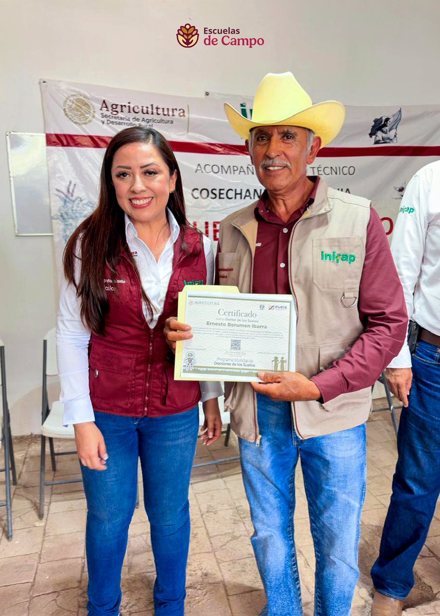 escuelasdecampo's tweet photo. El campo florece cuando el diálogo se convierte en acción. En Nicolás Bravo, #Durango, la Mtra. Yulia Valeria Guzmán Espinoza (@YouleeGuzman) sostuvo un encuentro con productoras y productores para escuchar de primera mano sus experiencias, fortalecer el trabajo colectivo y seguir construyendo soluciones desde el territorio. 🚜👩‍🌾👨‍🌾