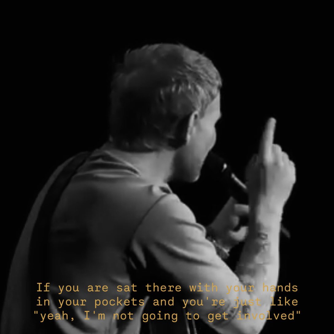 looptourUA's tweet photo. Ed talking the crowd into getting their flash out for Camera, a story in 4 parts ! #LoopTourSeattle https://t.co/OA4nTco1vq