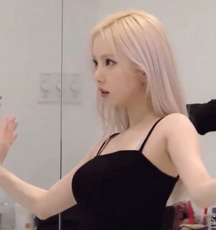 eunhasbeloved's tweet photo. Eunha has a fuller chest,and she’s at a healthy,balanced weight she’s neither overweight nor underweight.All you see every day are idols who are extremely thin,so you might be a little taken aback when you see Eunha.But she already has one of the best physiques in K-pop. https://t.co/Qjk6RvuxAL